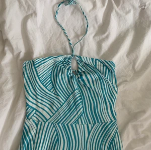 Supersöt klänning❤️ - Supersöt och fin kläning till våren/sommaren. Den är i super skönt letternas och i nyskick. Man kan knyta banden i nacken!🤩