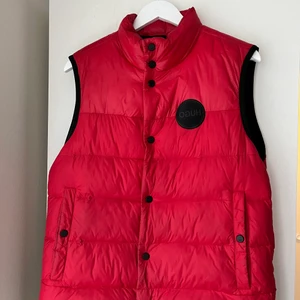 Hugo boss väst strl M - Säljer nu min Hugo boss väst då jag inte har behov av den längre. Väldigt fint skick. Inköpt på Johnells (2899kr)