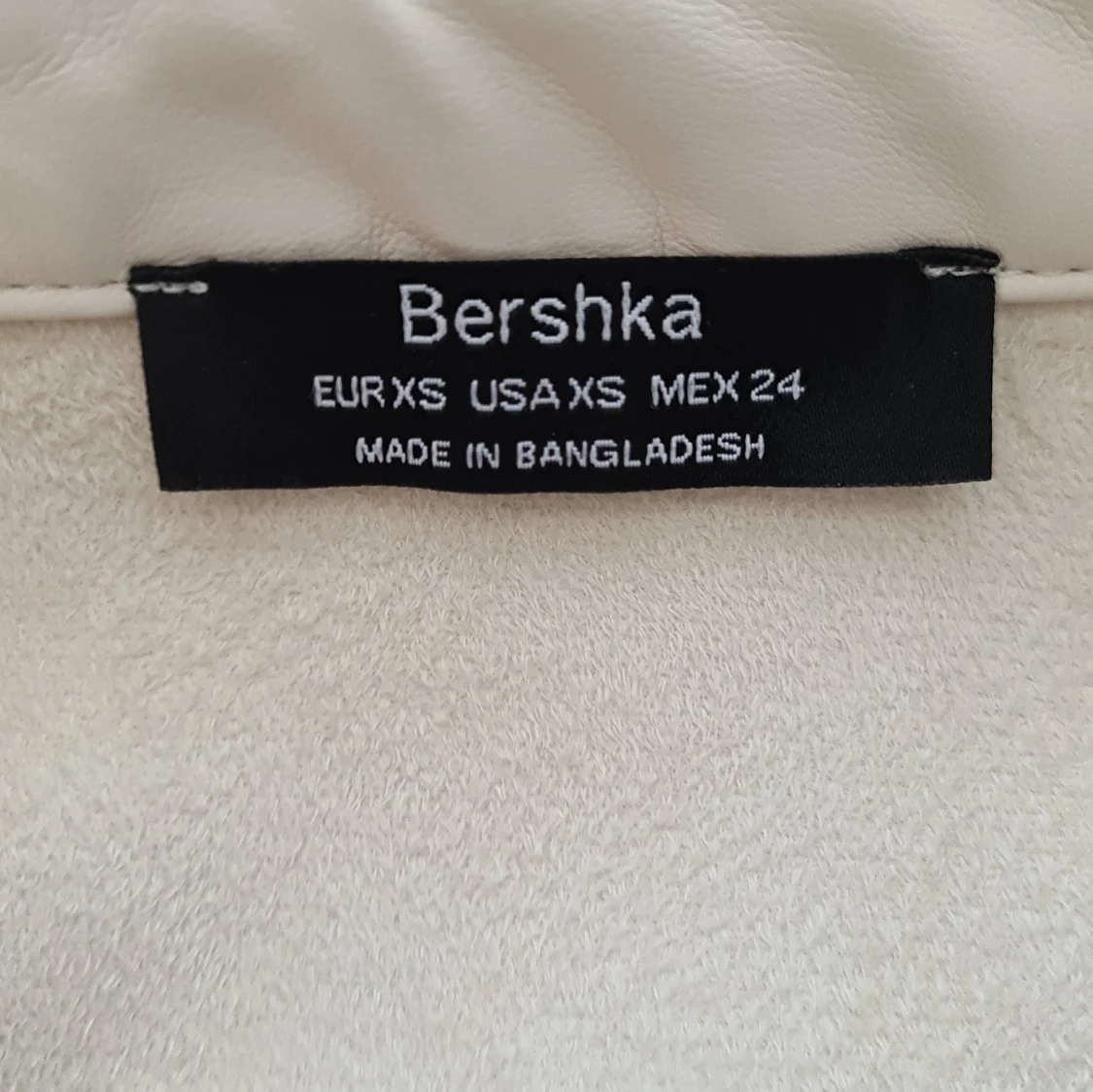 Croppad jacka i fejkskinn - 90