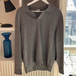 Arket grå long sleeve herr - Råkade köpa två av denna så säljer den ena. Grå lång sleeve som är nice att ha en vit T-shirt under. Storlek M, herrstorlek. Aldrig använd, säljes för 250 ex frakt. 
