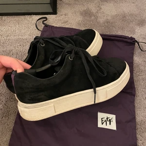Eytys "doja" sneakers - Säljer nu dessa sneakers från eytys i modellen "doja"! Dem är i svart mocka tyg. Storlek 39!! De är i fick skick, dock finns det lite slitningar i hälen, se sista bilden. Detta lägger man inte märke till vid användning, då syns ej detta. Därför säljer jag dem billigare! Nypris 2000kr köpta på NK i juni förra året! Alltså använda en sommar endast! Spårbar frakt 66kr 🚚