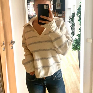 Randig tröja - En jättefin vit tröja med ljusblå ränder, passar perfekt till en somnarkväll. Köpt nyligen på Gina tricot men den kommer tyvärr aldrig till användning💓