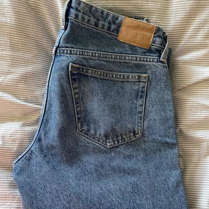 Weekday jeans arrow - Säljer dessa superfina jeans från weekday i storlek 27/32 säljer dem då jag köpte fel storlek💓använda Max 2 gånger och darför som nya💓😇modellen heter arrow och drr ett m är lågmidjade🙈skriv privat vid intresse och fler bilder💓budgivning startas vid samma priser💓va snabba då dem är väldigt populära hos många💓👌🏼😇BYXORNA ÄR GJORDA FÖR KVINNA MEN SKULLE SJÄLV SÖGA UNISEX