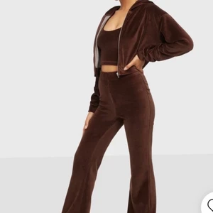 Sett - Hej! Jag säljer detta sett från H&M (endast kofta och byxor) storlek S, har använts runt 4-5 gånger, köptes för 449kr (båda tillsammans) och säljer för 200kr