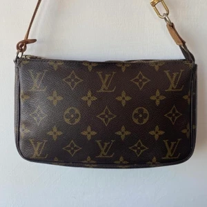 Louis vuitton pochette - Jag säljer min louis vuitton pochette väska. Den är köpt begagnad på Vestire collective för ca 6 mån sen. Där den blev äkthets kontrollerad. Bevis finns. Tillkommer även en dustbag till väskan. 