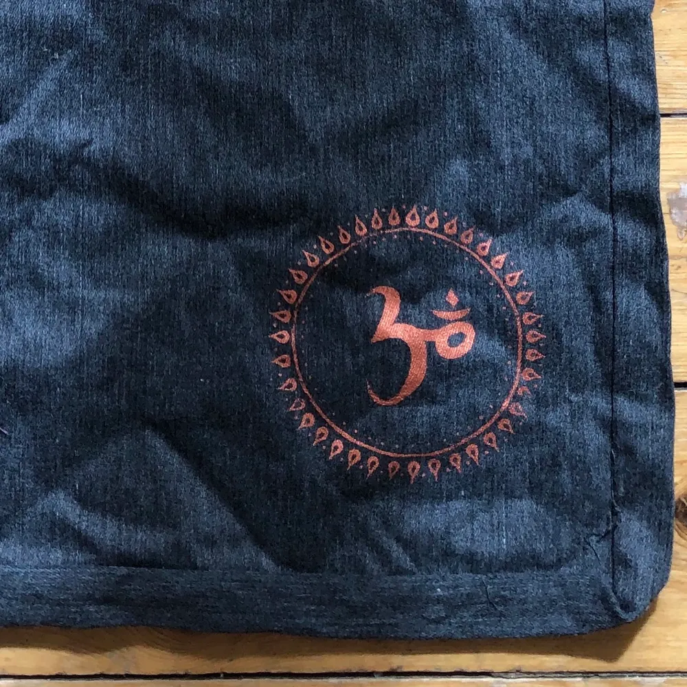 Lite exklusivare modell ✨ egentryckt grå totebag i ekologisk bomull med tryckknapp. Egen design - endast ett exemplar!. Väskor.