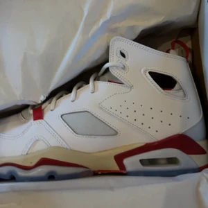 Jordan flight club 91  - Vita Jordan 91 , strl 39, använda ett par gånger men är i bra skick , kan skicka bild på dem mer noggrant till den som vill köpa, väldigt bekväma, köpta i mars, säljer då jag inte använder dem längre