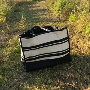Rymlig väska som passar både till stranden och till vardags 