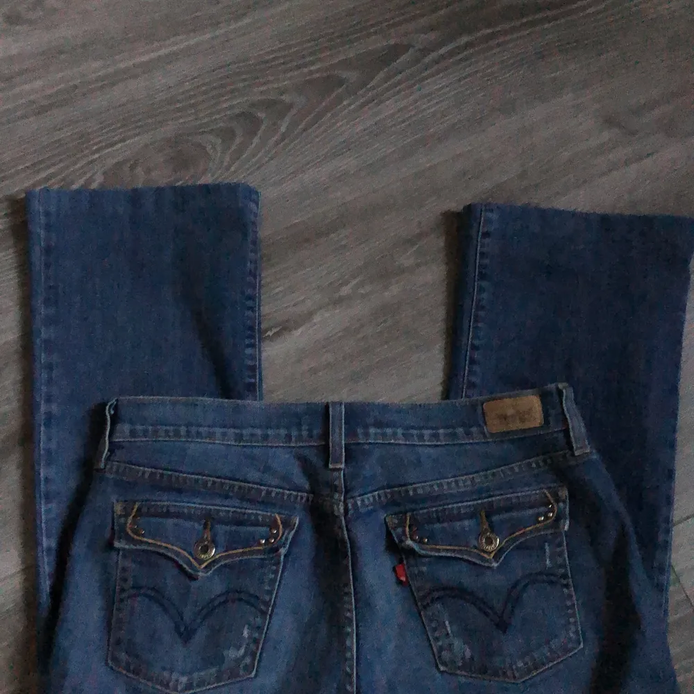 Säljer dessa as coola Levis jeans med snygga fickor. Dom är lågmidjade och passar mig perfekt som är runt 160❤️. Jeans & Byxor.