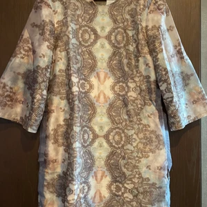 Ida Sjöstedt Klänning - Ida Sjöstedt klänning med skärp för att knyta runt midjan.