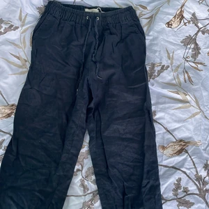 Linnebyxor - Säljer dessa jättefina mörkblå linnebyxor för att dom är försmå för mig köpte dom förra sommaren från hm i storlek xs köpte för 250-300 dom är i väldigt fint skick! Man står för frakten själv(Pris kan diskuteras) är inte säker på vad frakten kostar!!