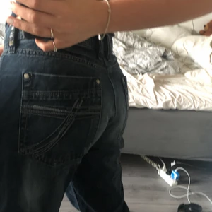 Jeans - Sellpy - Köpte dessa från sellpy när jag va okunnig och storlekar hehe:) därför säljer jag nu vidare dom eftersom dom va för stora för mig, jag har 36 i vanliga jeans och är 170 cm lång, köpte dessa för 170