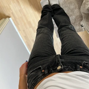 Zara jeans - Så himla fina! Jag e ca 170🤍