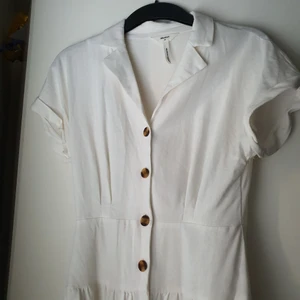 Linneklänning - En superskön linneklänning som är perfekt på sommaren. Endast använd en gång :)