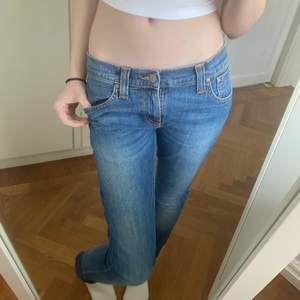 Snygga lågmidjade jeans!! Från nudie jeans co. Dom är nog skinny i modellen men ser mer ut som ”raka” jeans på mig som är 165 o har Xs. Storleken är egentligen 27/32 me skulle säga att dom är lite mindre dom passar mig som har typ 26/32  Braa skick!💕