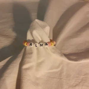Namn armband💗 - Valfri färg och namn! Perfekt sommar armband 💖