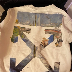 Off-White Vit Diagonal Arrows Sweatshirt - Valt att sälja då storleken är alltför liten för mig. Storlek: XXS, sitter relativt tajt för mig. Använd endast under ett par tillfällen och skulle säga conden ligger på 8/10. Originalpriset:  ca 5000 kr samt kvitto finns.