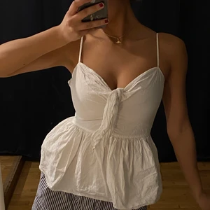 Jätte gullig topp! - Jätte gullig liten volang topp från zara (gammal kollektion), man kan knyta den på lite olika sätt. Storlek 34, brukar ha 36 och har lite större byst så den sitter nog bättre på någon annan🥰