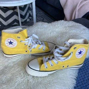 Ett par gula converse - Aldrig använt, dom varit för små