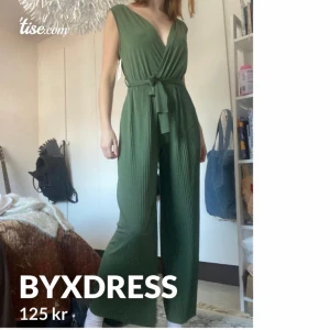 Byxdress - Köpt utomlands  Står ingen storlek på plagget, men kan tänkas vara XS/S  Aldrig använd.  Bevis med prislappen kvar med