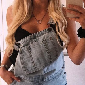 Hängselbyxor stl S - Använda 3 gånger. Som ny! Nypris 899kr. Mitt pris 350kr