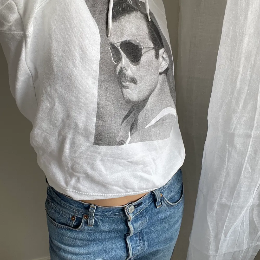 Freddie Mercury hoodie, köpt på carlings för några år sedan. Väldigt fint skick! Storlek XS på mig som brukar bära S 💕 fraktar eller möts upp i Stockholm . Hoodies.