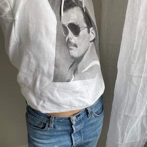 Freddie Mercury hoodie, köpt på carlings för några år sedan. Väldigt fint skick! Storlek XS på mig som brukar bära S 💕 fraktar eller möts upp i Stockholm 