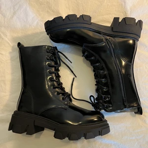 Black Chunky Sole Lace Up Boots strl 37  - Perfekt skick, aldrig använda. Köpt för 816kr från missguided.