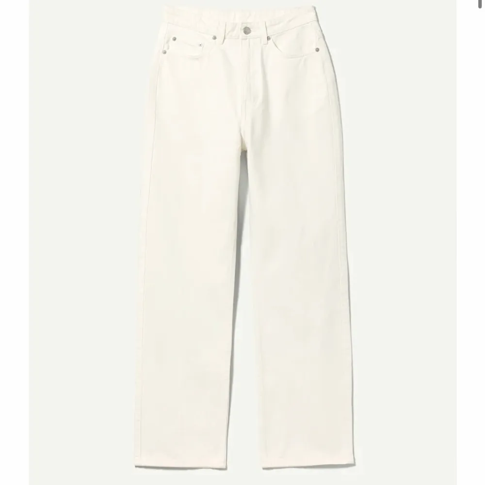 Vita weekday jeans i färgen white och i den populära modellen rowe extra high straight. Lagom raka i benen och bra längd dessutom. Fick ingen användning för de förra sommaren och säljer därför. De är i storlek 27 i midjan och 32 i längden. Använde de max 3 gånger och finns därför inga defekter. Perfekta jeans inför sommaren! Nypris ligger på 500kr men mitt pris varierar beroende på hur snabb affär vi kan göra. Tveka inte på att ställa frågor om du har någon fundering💞. Jeans & Byxor.