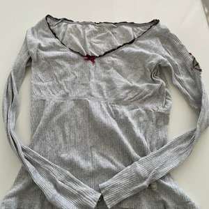 tröja  - säljer denna fina tröja från OddMolly, den har ett litet hål fram och tre på baksidan (inringade). Köpt på secondhand så vet ej hur mycket den använts innan, själv har jag använt den ett fåtal gånger. Tycker själv att den är väldigt fin och sitter fint! Dock vet jag inte vilken storlek den är i, men skulle gissa M/S ! :)  Går att mötas upp i Stockholm, annars går frakt också bra, köparen står för frakten.