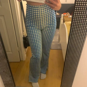 Färgglada byxor - sköna festbyxor! blå/ gröna i färgen. passformen jättesnygg där bak. använda en gång 