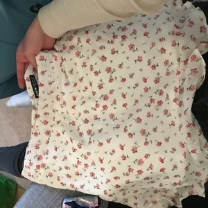 Shein - !aldrig använt!  Kan sälja de dessutom i ett paket där du får några kjolar och magtröja för ett paketpris allt i det paketet är dessutom icke använt. Då får ni ett paket pris . 