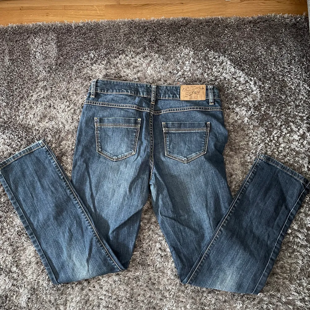 Super snygga lågmidjade second hand jeans från esprit som tyvärr inte kommer till användning just nu😊. Jeans & Byxor.