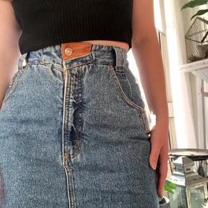 Jeanskjol - Snygg längre jeanskjol med coolt tryck på ena fickan😍 Inga tydliga defekter💗 Säljer då den är för tight i midjan