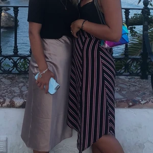 H&M randig kjol XS - Medellång kjol ifrån H&M i väldigt bra skick (jag är 1.76)