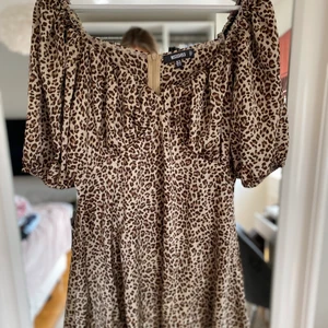 Missguided klänning strl 42 - Kortare leo klänning från Missguided i strl 42 med super fint fall, helt oanvänd