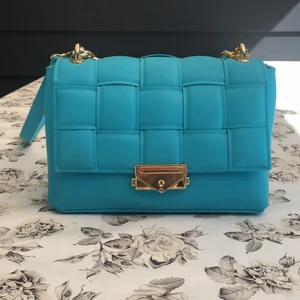 Mellan  - Den här fina väskan har jag aldrig användt så jag tänkte att någon annan kanske skulle vilja ha den.den är från justfab men slutsåld ny pris kostar 200kr men jag säljer den för 100kr plus frakt 66kr 