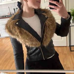 Skinnjacka, Storlek 8 (S) - Skinnjacka från River Island, använd Max 2 ggr. Säljer pga passar ej mina axlar/byst😅  (fake päls)  Skulle rekommendera för en med en lite nättare kroppsform 😊