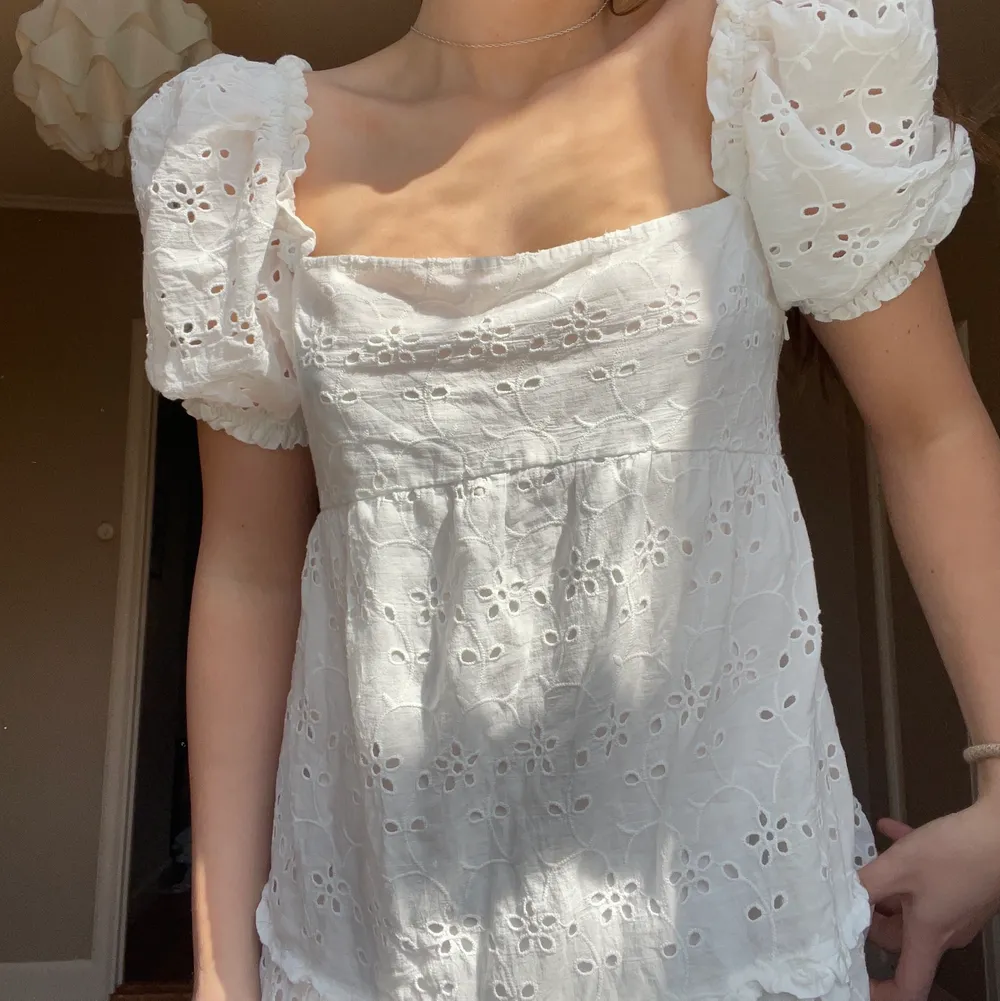 en vit klänning från hm som inte kommer till användning💞💞 första bilden är lånad. Klänningar.