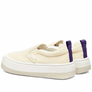 Eytys skor - Säljer min Eytys venice i storlek 38 eftersom de är lite stora på mig💕 inga skador men lite smutsiga så säljer för 700 (frakt ingår), nypris var 1800 och tror inte de säljs längre