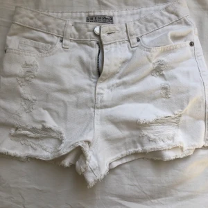 Vita shorts - Bra skick, inga fläckar. Frakten ingår i priset och artikeln finns på flera sidor 