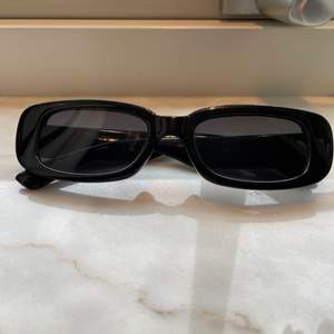 Jättecoola solglasögon i fint skick! Köpte förra sommaren från GinaTricot. Perfekta inför sommaren! ☀️ Kontakta mig för fler bilder eller frågor. 💗
