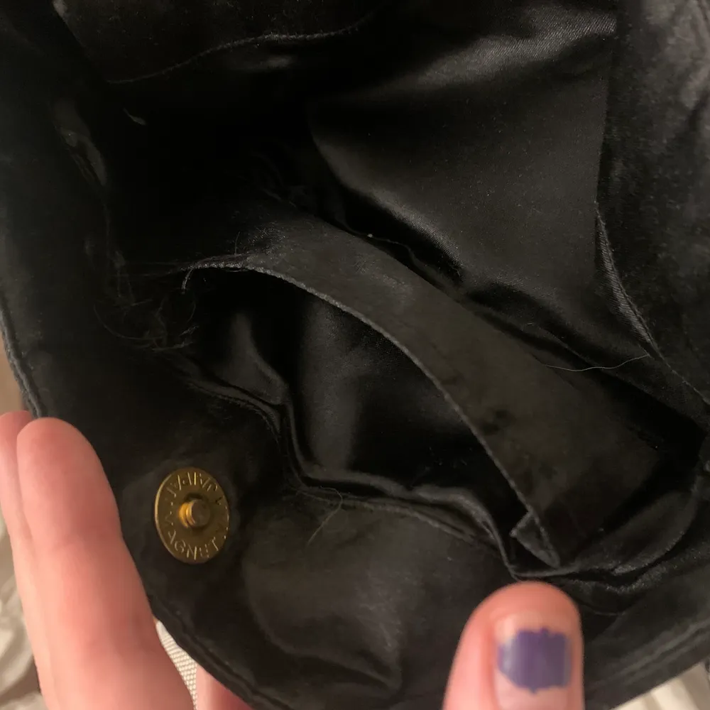 En sååå härlig liten handväska med pärlor och broderier. Den har en magnetisk stängning i metall.. Väskor.
