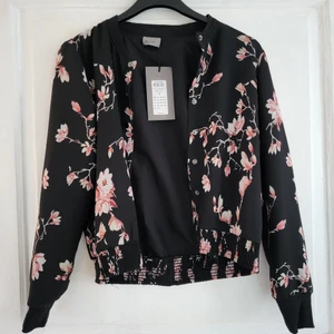 Jacka - Tunnare jacka med knappat framtill. Storlek M.