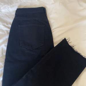 Superfina jeans från Gina som endast är använda 1 gång! De är avklippta och innerbenslängden är ca 75 cm. Nypris 599kr jag säljer för 100kr🤍Köparen står för frakten🤍