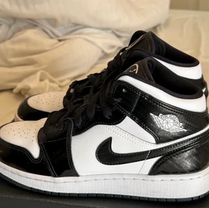 Jordans mid - Kollar intresset på dessa Jordans då som tyvärr är lite för små för mig, endast använda 3 gånger och nypris är 4000. Kvitto och äkthetsbevis finns också:).                           Om annonsen är kvar så finns skorna kvar!