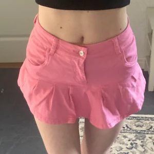 Lowrise jeanskjol  - Relativt ny mini jeanskjol aldrig använd för är inte riktigt min stil men tycker den är supersöt!😍