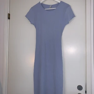 Ribbad klänning  - Säljer denna underbara klänning från Nelly, den är i en jättefin ljusblå färg och kommer vara väldigt fin i sommar ❤️