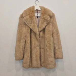 Faux pälsjacka från zara strl S - Supermysig ljusrosa faux pälsjacka från zara. 