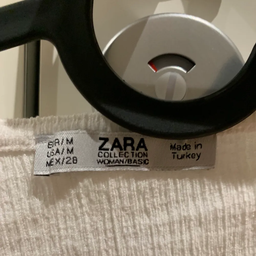 Fin tröja från Zara i storlek M. Toppar.